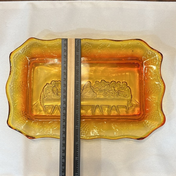 Tiara Indiana Glass Bread Plate Amber The Lord's Supper Vintage - Picture 5 of 5